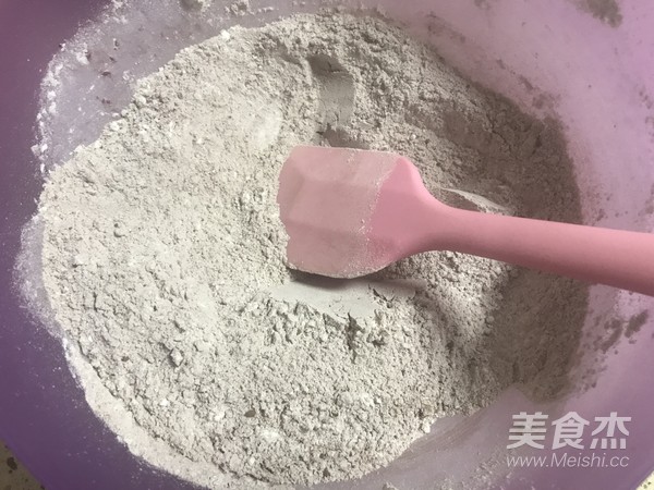 红丝绒巧克力淋面蛋糕的做法步骤：1