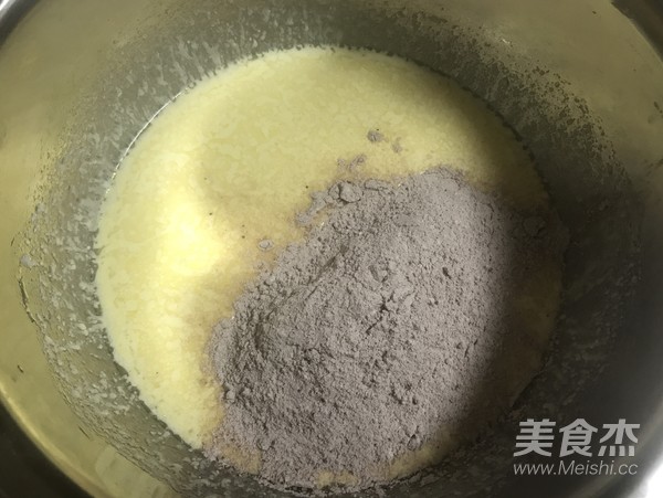 红丝绒巧克力淋面蛋糕的做法步骤:3