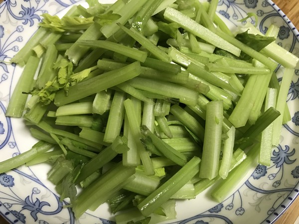 芹菜炒番茄的做法步骤：1