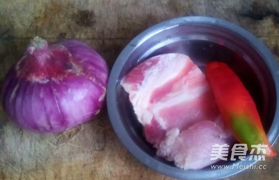 洋葱炒肉的做法步骤：1