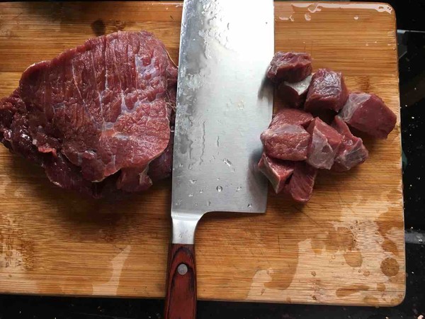 快手菜～土豆烧牛肉的做法步骤：1