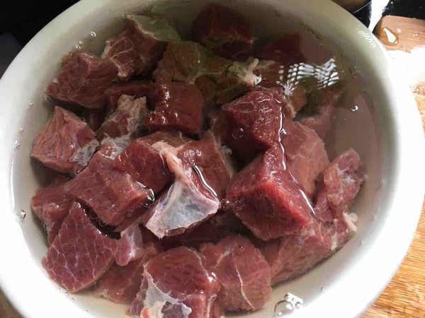 快手菜~土豆烧牛肉的做法步骤:2