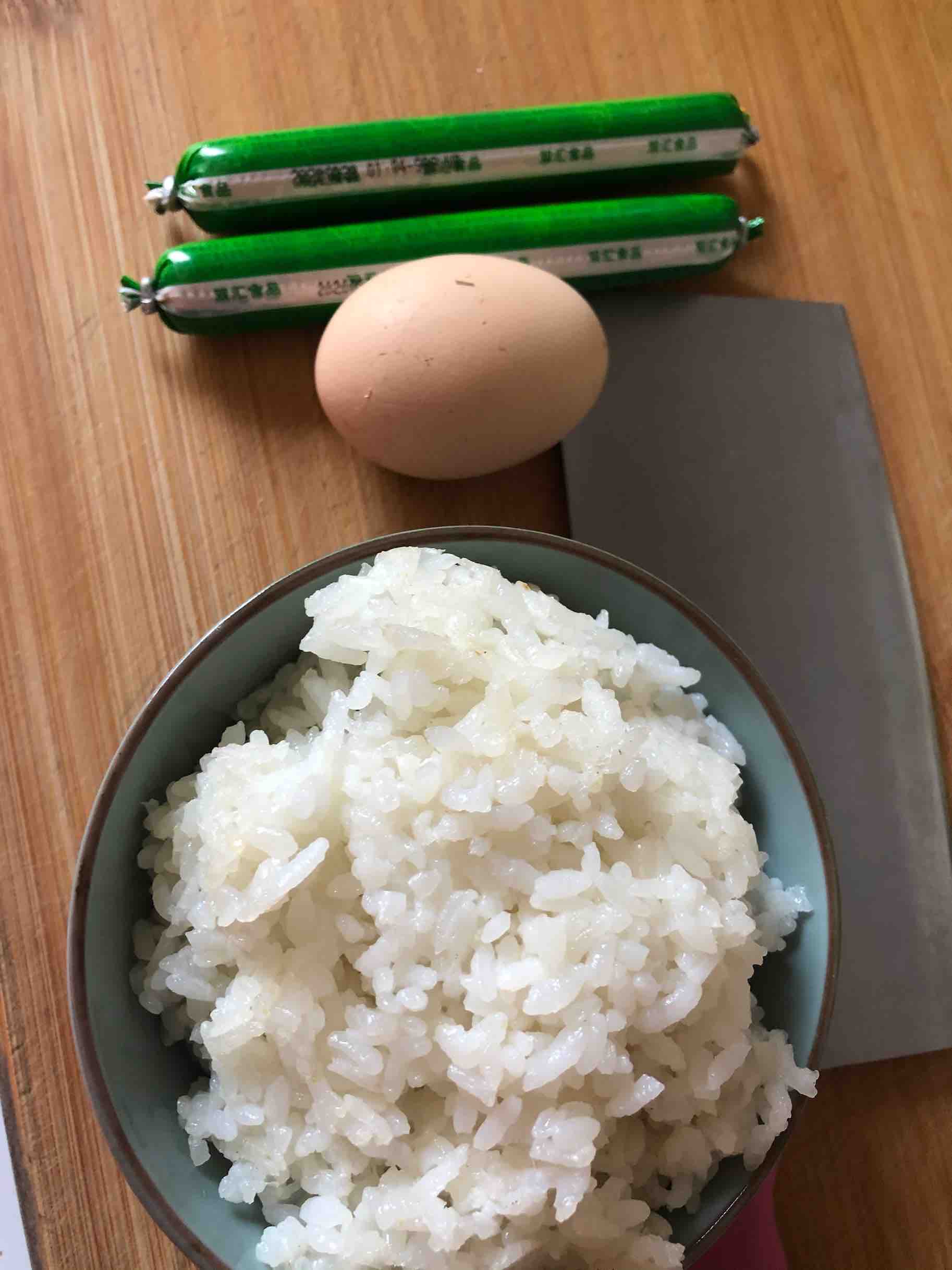 香肠蛋炒饭的做法步骤：1