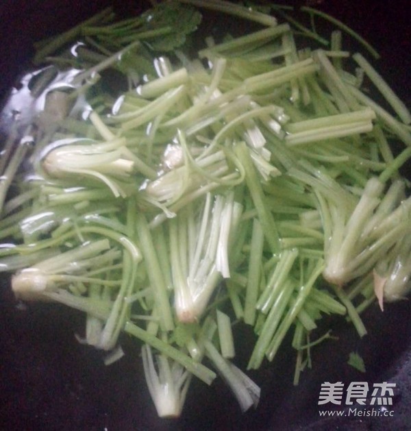 芹菜素鸡肉丝小炒的做法步骤：2