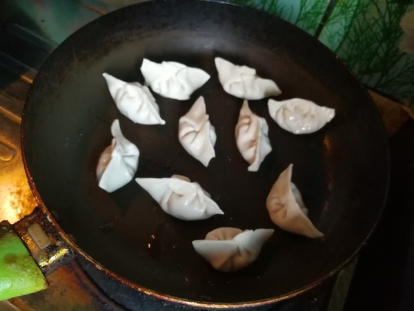 水饺抱蛋的做法步骤:2
