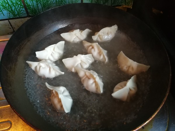 水饺抱蛋的做法步骤:3