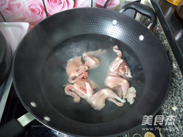 薏米百合煲鹌鹑的做法步骤:3