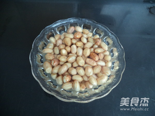 香醋拌芹菜花生米的做法步骤:2