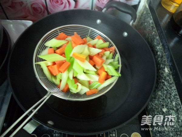 香醋拌芹菜花生米的做法步骤:8