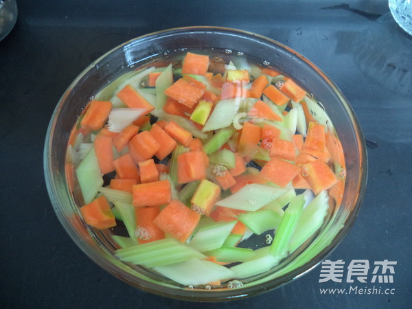 香醋拌芹菜花生米的做法步骤:9