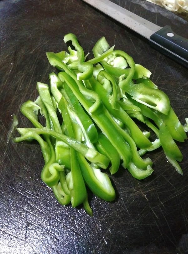 青椒煮面条的做法步骤：3