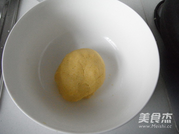铁锅炖鱼贴饼子的做法步骤：1