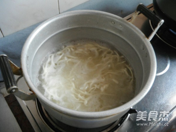 圆白菜肉丝炒面的做法步骤:4