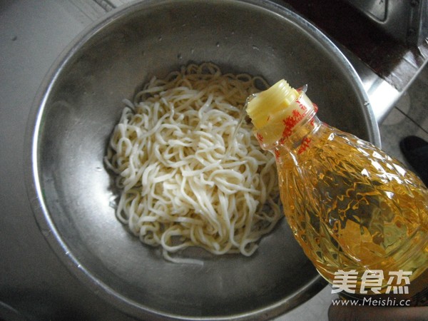 圆白菜肉丝炒面的做法步骤:6