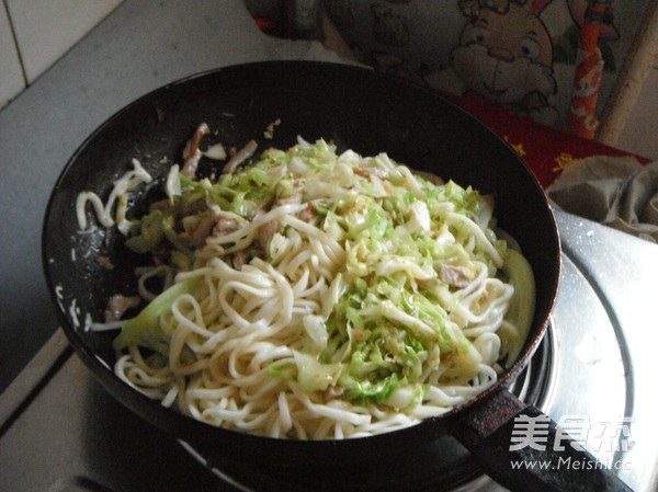 圆白菜肉丝炒面的做法步骤:13