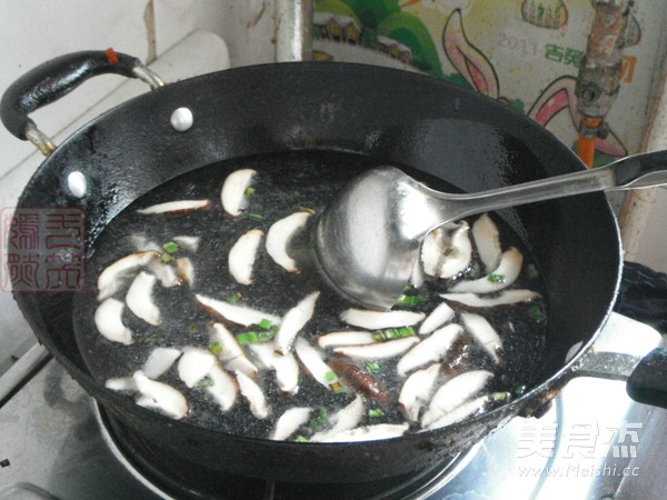 小白菜香菇汤面的做法步骤:5