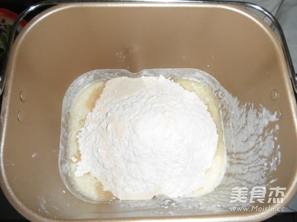 鸡蛋肉松汉堡的做法步骤：1