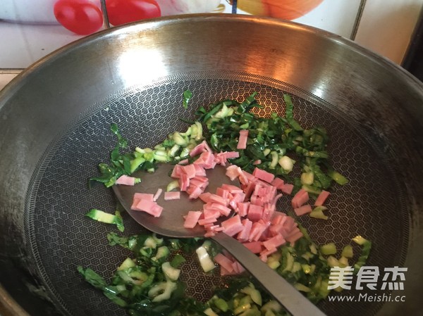 蟹粉青菜火腿炒饭的做法步骤:7