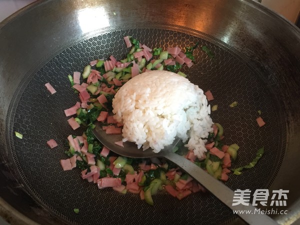 蟹粉青菜火腿炒饭的做法步骤:8