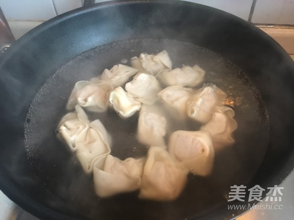 刀鱼馄饨鱼头汤的做法步骤：6