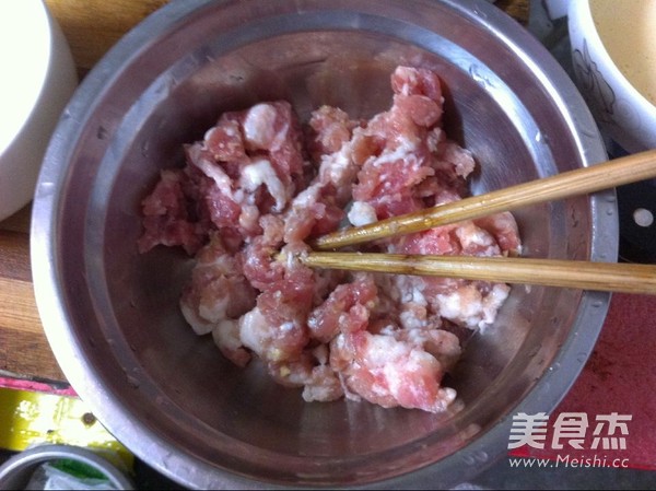 蘑菇汤鲜肉小馄饨的做法步骤：1