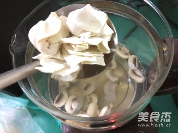 蘑菇汤鲜肉小馄饨的做法步骤：10