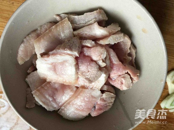 土豆回锅肉的做法步骤：2