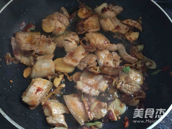 土豆回锅肉的做法步骤：7