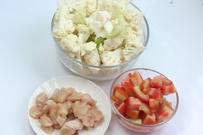 茄汁鸡胸肉炒花菜的做法步骤:2