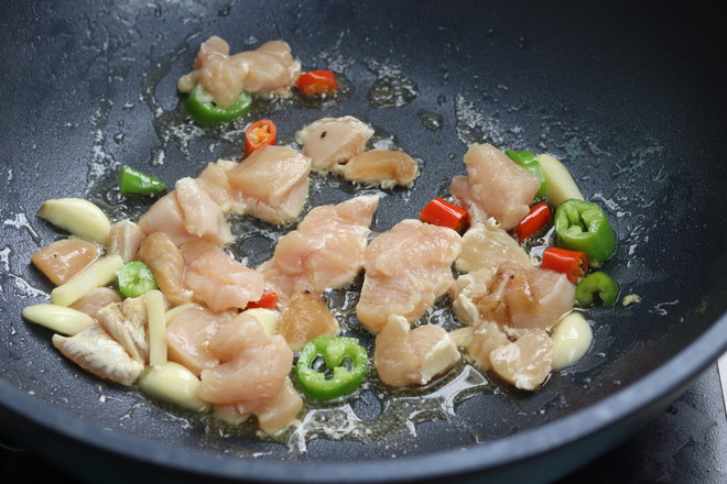 茄汁鸡胸肉炒花菜的做法步骤:4