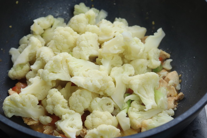 茄汁鸡胸肉炒花菜的做法步骤:6