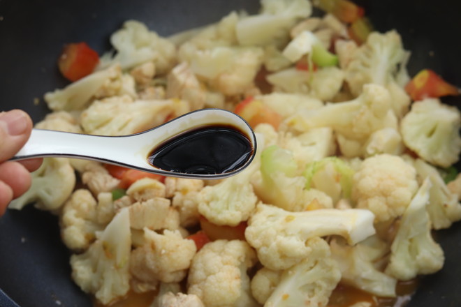 茄汁鸡胸肉炒花菜的做法步骤:7