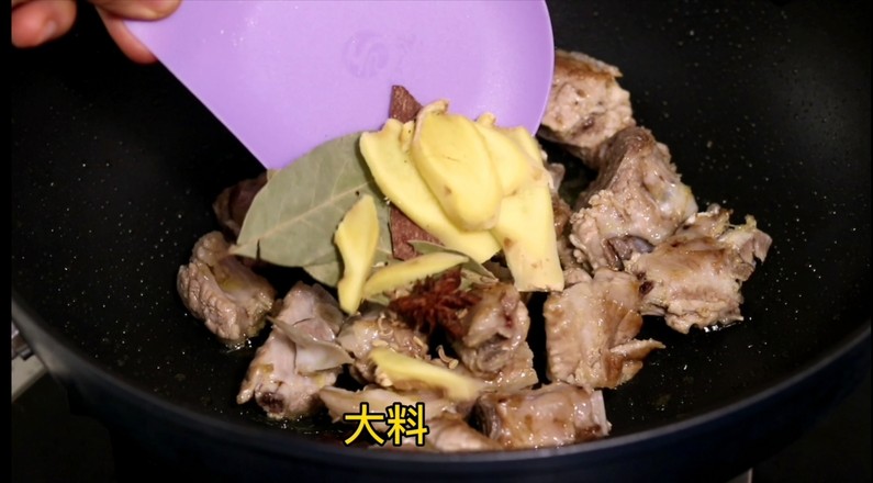 清汤玉米炖排骨的做法步骤：2