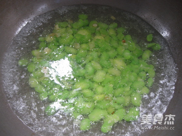 蚕豆米鸡蛋汤的做法步骤:7