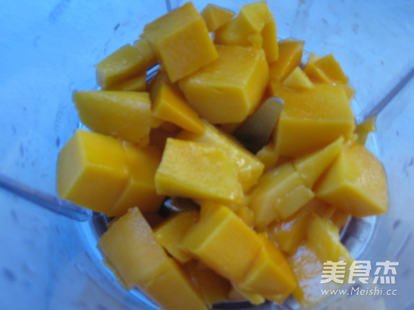 芒果奶昔的做法步骤:5