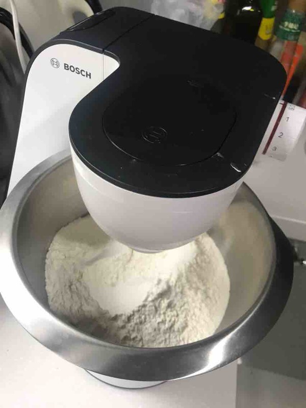 简单好做的香喷喷猪肉香菇馅儿包子的做法步骤:2
