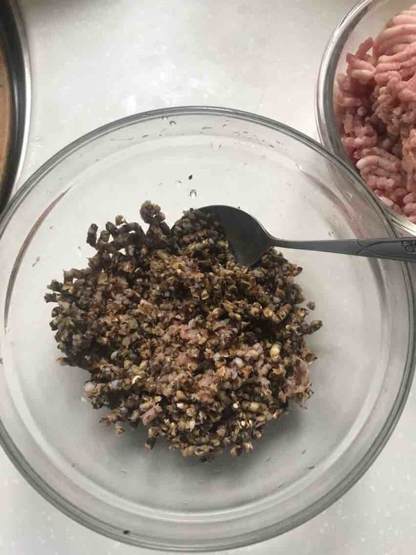 简单好做的香喷喷猪肉香菇馅儿包子的做法步骤:4