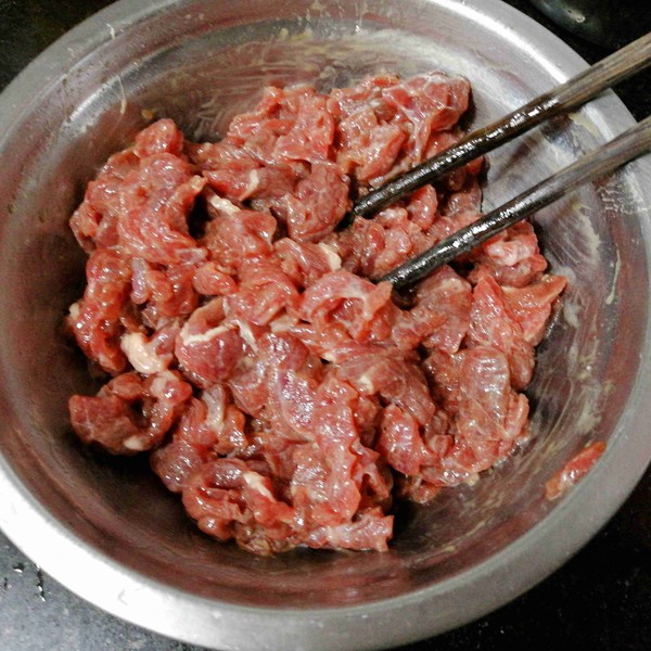 牛肉炒土豆粉的做法步骤：1