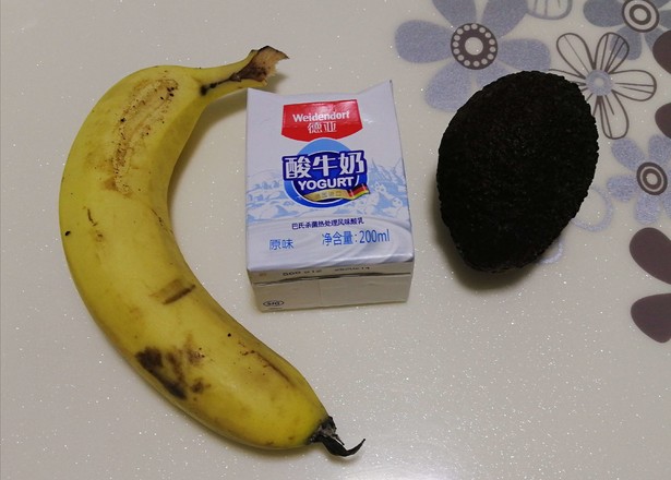 香蕉牛油果奶昔的做法步骤：1