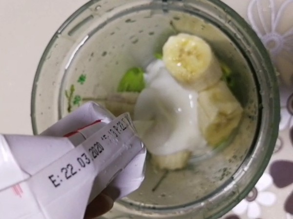 香蕉牛油果奶昔的做法步骤：3