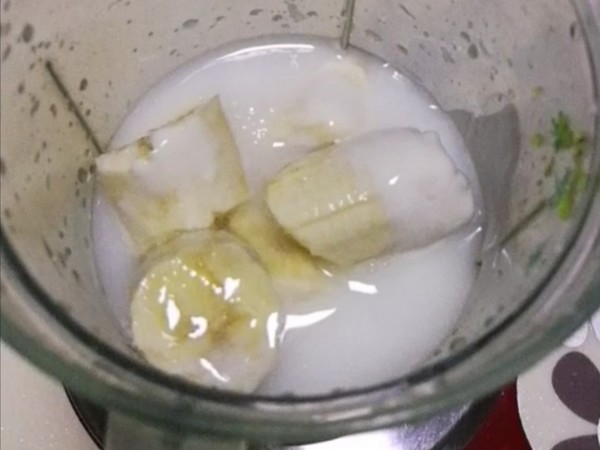 香蕉牛油果奶昔的做法步骤：4