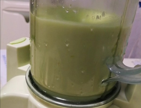 香蕉牛油果奶昔的做法步骤：5