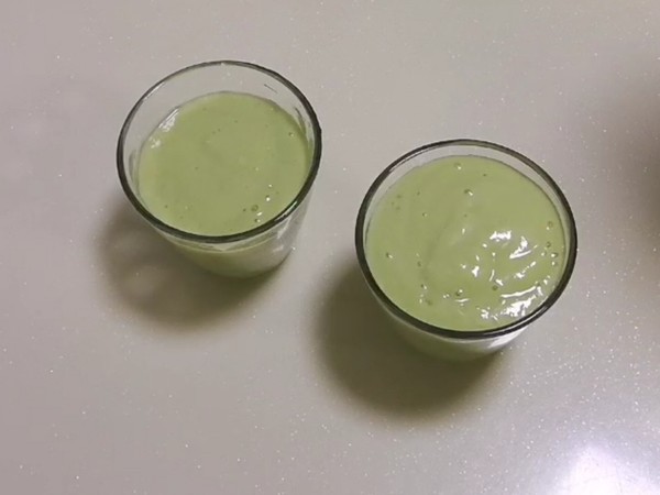 香蕉牛油果奶昔的做法步骤：6