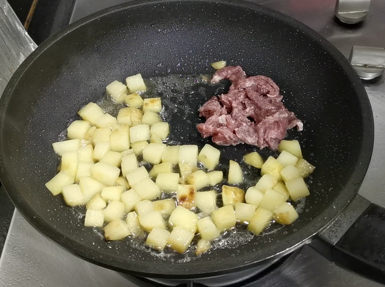 土豆炒牛肉的做法步骤：6