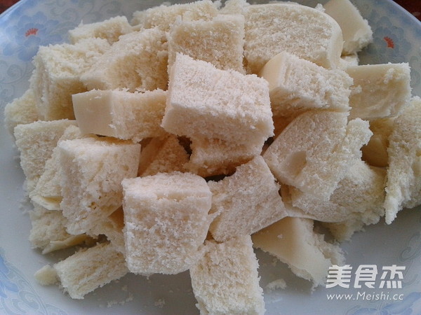 时蔬炒馒头丁的做法步骤：1