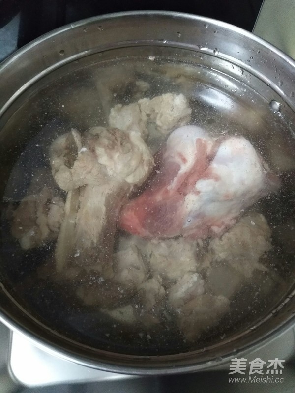 筒子骨萝卜汤的做法步骤:2