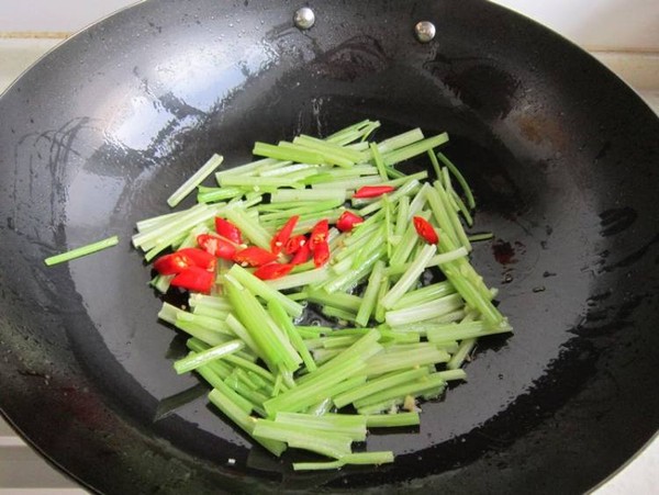 毛芹菜炒卤猪耳朵的做法步骤：7