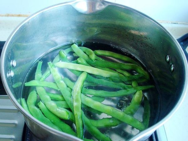 馄饨皮四季豆鸡肉锅贴的做法步骤：2