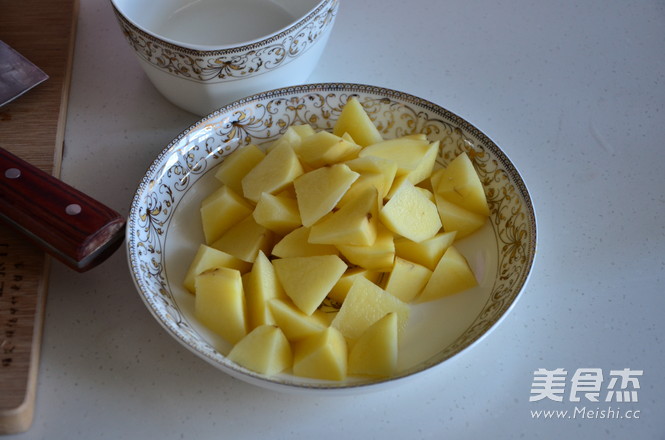 土豆烧茄子的做法步骤：2