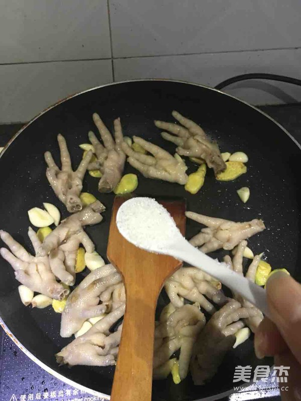 红烧鸡脚的做法步骤：7